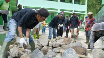 Pulihkan Akses Balingka Secara Bertahap, Warga Gotong Royong Bangun Jembatan Darurat